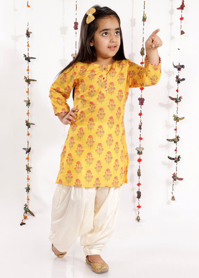 Yellow Cotton Linen Printed Floral Kurta And Patiala Pant Set