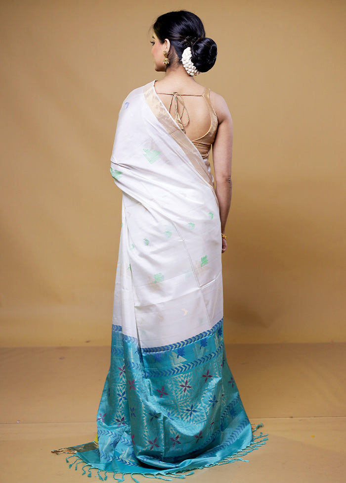 White Handloom Kanjivaram Pure Silk Saree With Blouse Piece