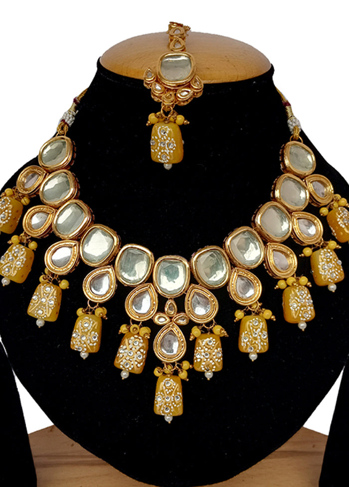 Yellow Kundan Jewellery Set With Mangtika